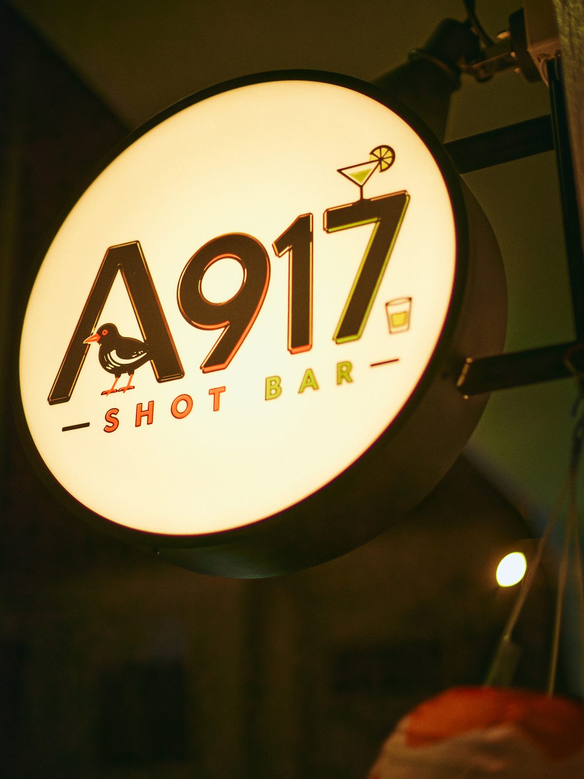 夜のA917の丸い看板